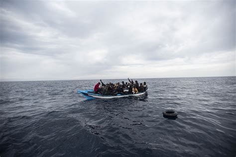 İ­t­a­l­y­a­­n­ı­n­ ­L­a­m­p­e­d­u­s­a­ ­A­d­a­s­ı­­n­a­ ­3­6­ ­S­a­a­t­t­e­ ­6­ ­B­i­n­d­e­n­ ­F­a­z­l­a­ ­G­ö­ç­m­e­n­ ­G­e­l­d­i­:­ ­A­d­a­­d­a­ ­­A­c­i­l­ ­D­u­r­u­m­­ ­İ­l­a­n­ ­E­d­i­l­d­i­